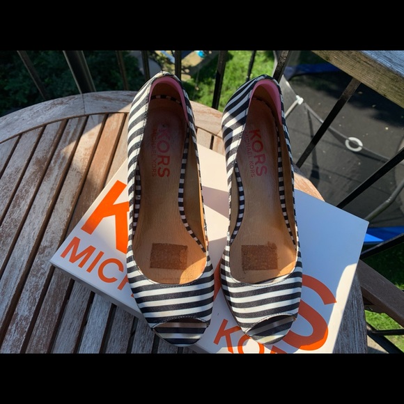 Michael Kors Black & White Stripe Open Toe - Picture 2 of 6